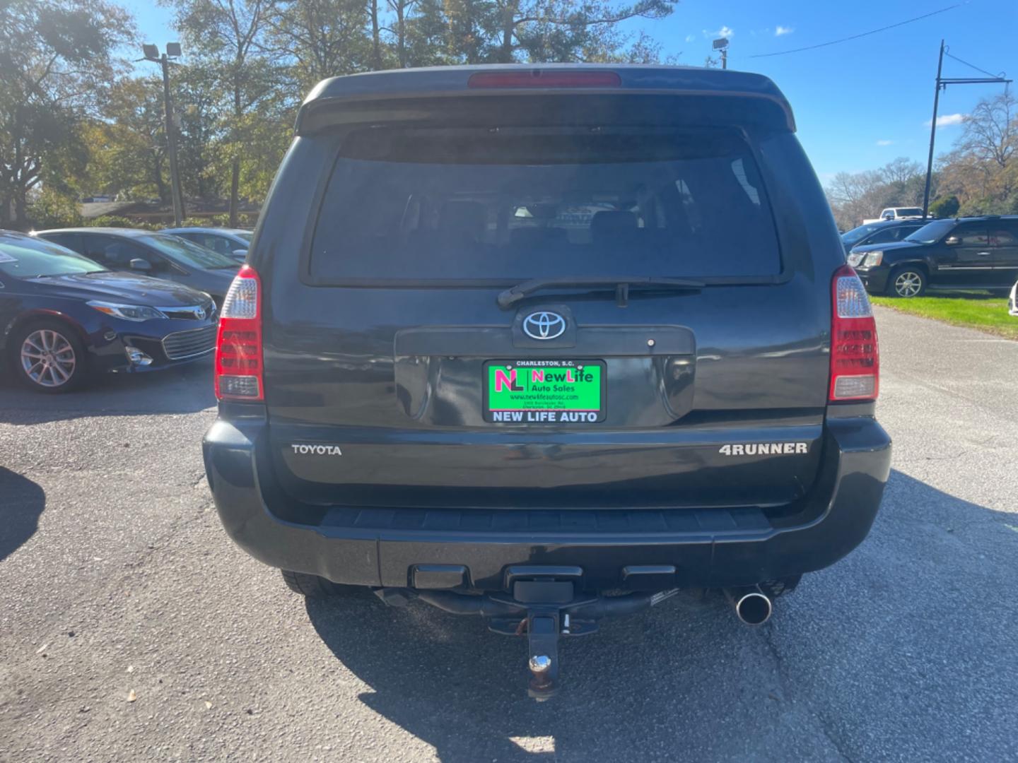 2007 GRAY TOYOTA 4RUNNER LIMITED (JTEBT17R778) with an 4.7L engine, Automatic transmission, located at 5103 Dorchester Rd., Charleston, SC, 29418-5607, (843) 767-1122, 36.245171, -115.228050 - Clean Spacious Interior with Leather, Power Rear Window, CD/AUX/Sat, Navigation, Backup Camera, Dual Climate Control, Power Everything (windows, locks, seats, mirrors), Memory/Heated Seats, Keyless Entry, Tow Package, Alloy Wheels. Local Trade-in! Clean CarFax (no accidents reported!) 186k miles Lo - Photo#5